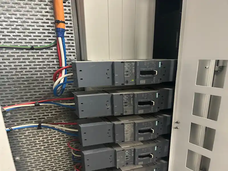 Strata switchboard with circuit breakers